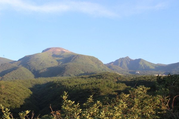 向かって左が茶臼岳（1,915ｍ）、右が朝日岳（1,896ｍ）。こうして見ると、朝日岳が険しい岩山であることがわかる。三本槍岳の姿は見えず。