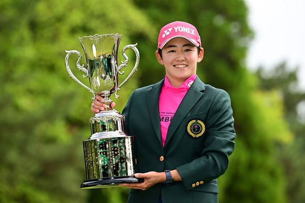 【女子ゴルフ】岩井明愛が逆転で初優勝、双子Vはツアー史上初　KKT杯バンテリンレディス最終日