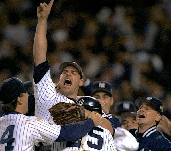 【MLB】ナンバーワン・ポーズに兜や金色のダンベル……今昔の野球パフォーマンスについて考える