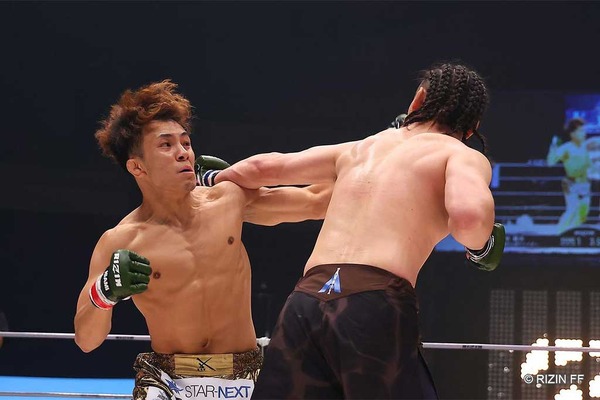 【RIZIN.43】“親友対決”で流血ストレートと非情のサッカーボールキック　新居すぐるが飯田にKO勝ち　「健夫、愛してるぞ！」