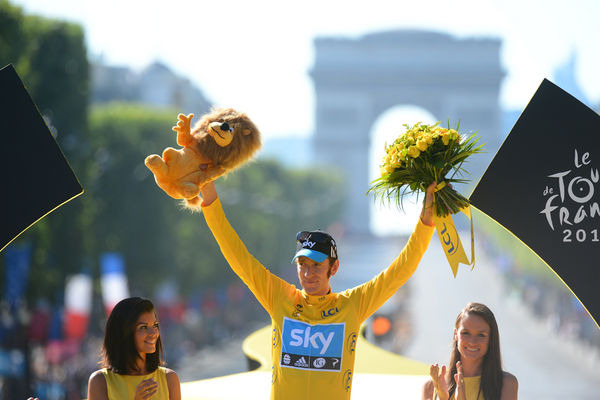 　スカイのブラッドリー・ウィギンスが7月22日にパリにゴールした第99回ツール・ド・フランスで英国選手として初の総合優勝を達成した。ウィギンスは山岳初日の第7ステージで首位に立つと、得意の個人タイムトライアルで2勝するとともに、チームメートのクリストファー