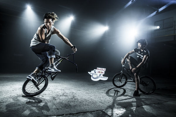 　エナジードリンクブランドのレッドブルがBMXフラットランドの世界大会、Red Bull Circle of Balanceを9月8日に国立京都国際会館イベントホールで開催する。内野洋平、佐々木元、森崎弘也の日本勢3人をはじめとして、世界中から集まった16人のトップライダーが熱い戦い