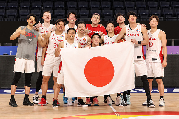 【バスケW杯】「沖縄の忘れられない夜」パリ五輪行き確定の日本　指揮官が“歓喜のロッカールーム”で喜び爆発「最初からみんなを信じてた」