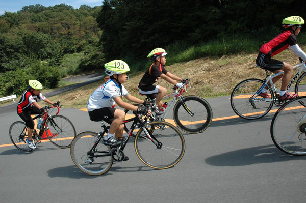 　東京都自転車競技連盟・普及委員会が小中学生向けのロードレーススクールを9月23日に開催する。元日本自転車競技連盟公認コーチの吉井功治から、起伏に富んだサイクリングコースを利用して「状況に応じた7つのライディングスタイル」を習う。今回のテーマは「カラダの