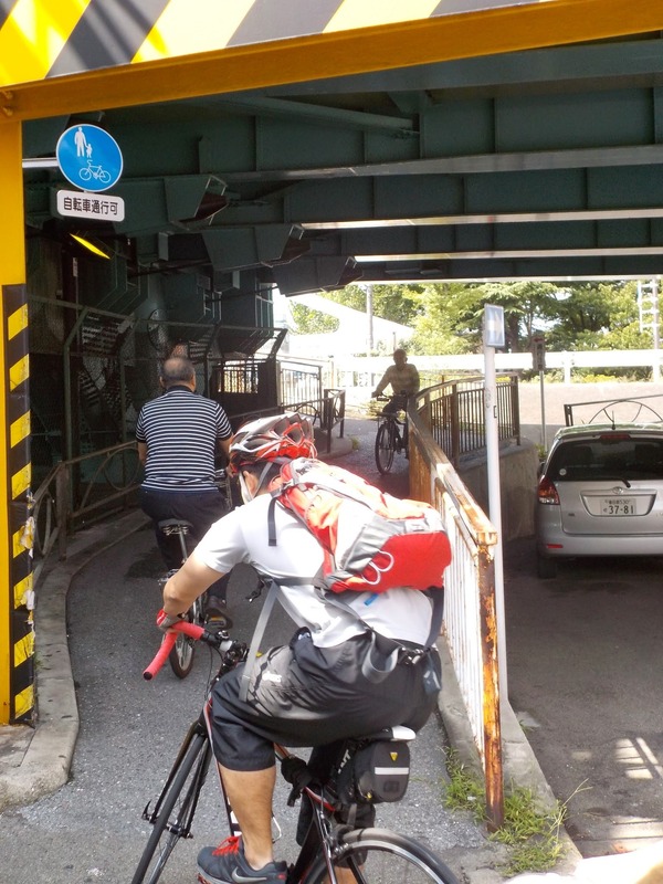 S字となったスロープを千住大橋に向かって上る。ここは見通しが悪いうえ、自転車のすれ違いがひんぱんにある