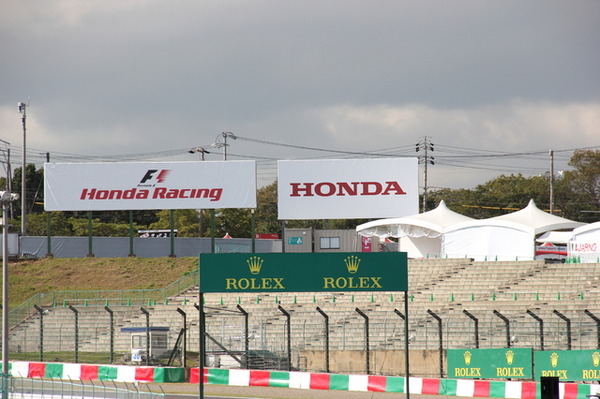 ロレックスの看板に加え、最終コーナーにはHonda Racingの看板も