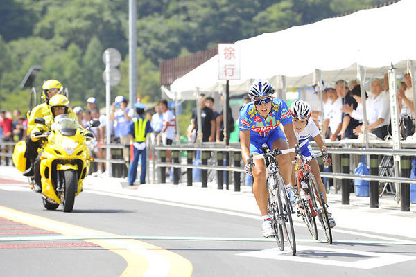 　第47回全国都道府県対抗自転車競技大会兼第68回国民体育大会リハーサル大会の女子ロードレースが9月9日に東京都八王子市役所から奥多摩周遊道路を経て奥多摩湖・小河内ダムまでのコースで行われ、ポイントレースにも勝っている上野みなみ（青森県）が福本千佳（大阪府