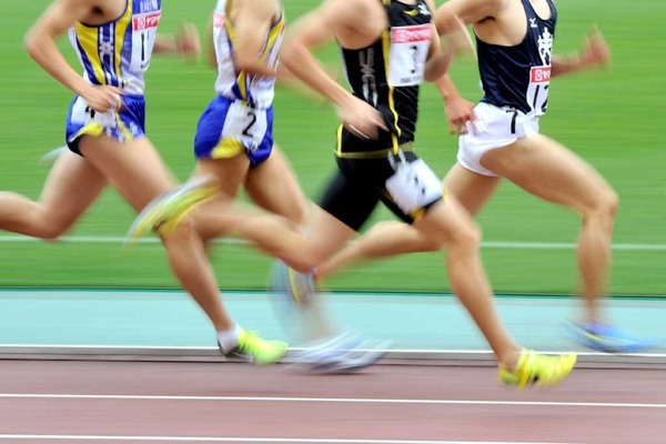 【大阪マラソン2024】「やばい泣ける」「感動」　国学院大・平林清澄の優勝後“恩師との熱いハグ”にネットも反応