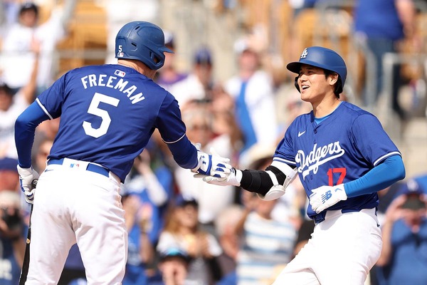 【MLB】大谷翔平、衝撃デビュー弾にフリーマンも笑顔の祝福「この光景には慣れる」　ベッツとの“MVPトリオ”がお披露目