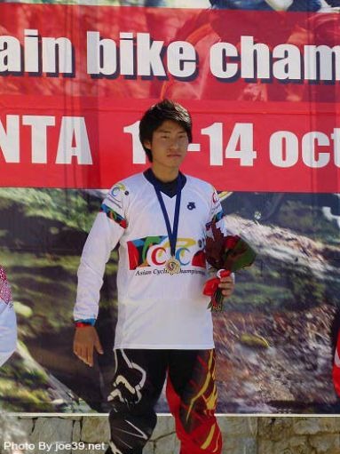 　MTBのアジア大陸選手権が10月10日から14日までレバノンで開催され、ダウンヒル男子で清水一輝（アキファクトリー）が2位に3秒285の差をつけて優勝し、アジア大陸チャンピオンの称号を獲得した。