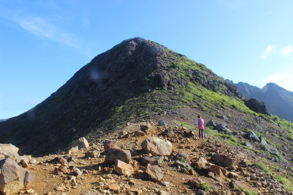 目の前にあるのが剣が峰。このこんもりした山を周回し、朝日岳の登山道に入る。