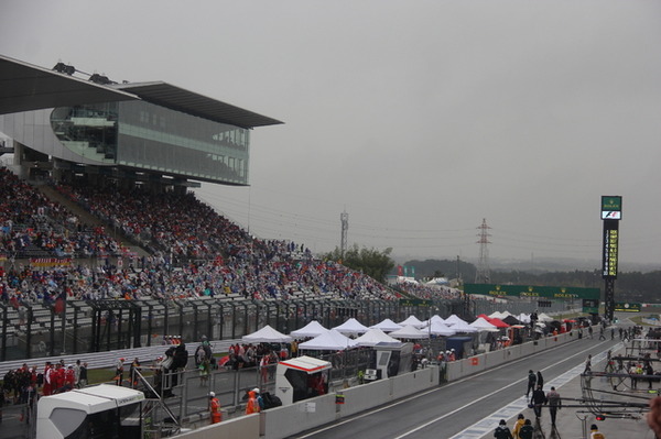雨模様となった決勝レースのスタート前