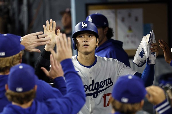 【MLB】大谷翔平、待望の1号で同僚から笑顔の“ヒマワリの種シャワー”　エ軍時代は兜セレブレーション、新パフォに注目