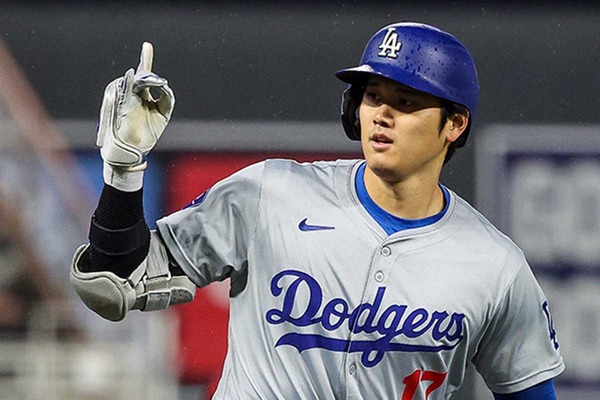 【MLB】「神と肩を並べた」大谷翔平、206センチの“超大物”と初対面　スーパースター同士の交流にファン興奮