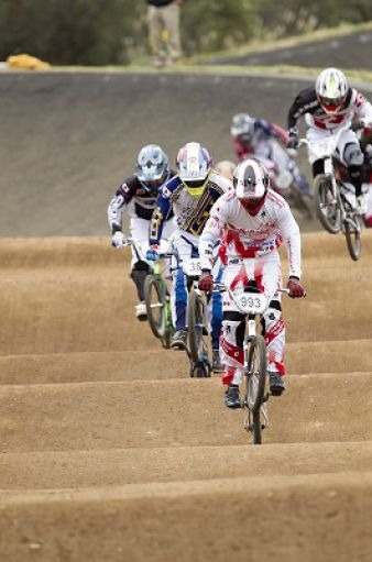 　第29回BMX全日本選手権が10月28日に静岡県伊豆市の日本サイクルスポーツセンターBMXトラックで開催され、エリート男子では長迫吉拓が昨年に引き続いて優勝した。2位に松下巽、3位に吉村樹希敢。