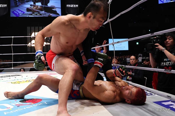 【RIZIN.46】「やっぱり強すぎる……」キム・スーチョル、左フックで日本人10連勝の“衝撃”KO　日韓対抗戦は日本チームの勝利