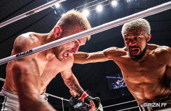 【RIZIN.47】「勇気を見せた」前回塩試合のベイノア、“査定マッチ”でリングから落下のアクシデントも……大歓声のなか劇的勝利