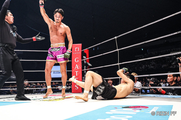 【RIZIN.47】「やっぱり強い」梅野源治、開始5秒で“爆ヒジ”炸裂……2度のダウン奪い死闘を制す　解説席のYA-MANも称賛