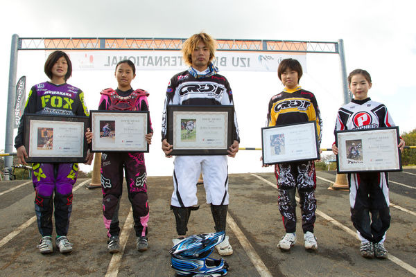 　全日本BMX連盟が今年度よりJBMXFアワードを新設し、優れた活躍のあった選手を表彰する。今年度は世界選手権大会の決勝進出者とジャパンシリーズエリートクラスポイントランキング1位の選手が選出され、11月18日に行われた伊豆BMX国際開会式で写真入りのパネルを記念品
