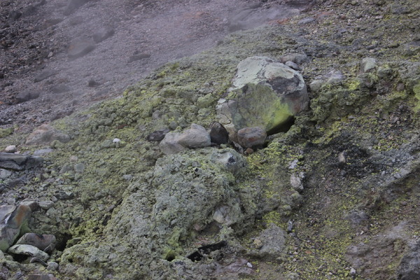峰の茶屋から無間地獄、牛ヶ首方面へ。あちこちに、硫黄が付着し黄色に変化した岩がある。