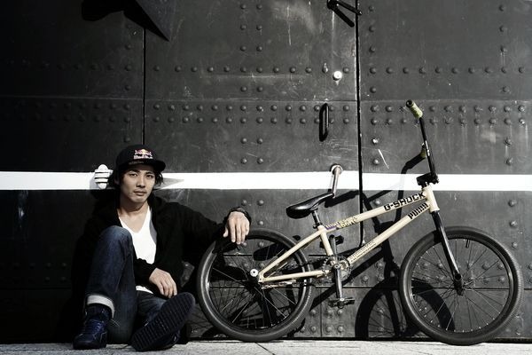 　2012年NORAカップでライダーオブザイヤーに輝いたBMXフラットランドのトッププロライダー内野洋平（30）が、新たにレッドブルアスリートの一員に加わった。