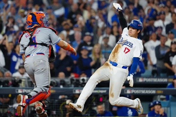 【MLB】大谷翔平のユニホームがもはや泥だらけ……打つ走る滑り込む　ド軍戦士の気迫プレーに大熱狂「甲子園球児みたいだ」