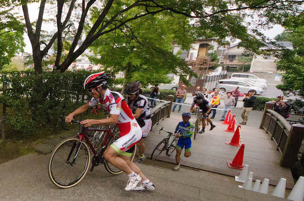 小坂は階段を上って乗るまでが速い（ジャパンカップシクロクロス14)