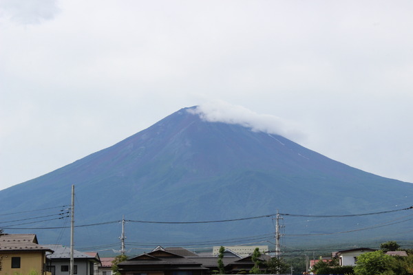 悩みに悩んだ山選び。金時山か、三ツ峠山か。結局、三ツ峠山を選ぶ。富士山の頂上には常に雲がかかっていたが、綺麗な裾野を拝むことができた。