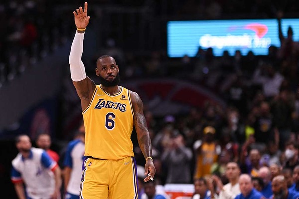 【NBA】「トレードはでっち上げだと思った」レブロン・ジェームズ、ADとの別れを語る　「もういないと思うと、とても辛い」と明かす