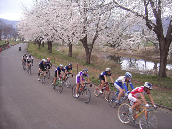 　全日本学生ロードレースシリーズ第1戦は4月21～22日、長野県飯山市の「針湖池」外周を回る１周1.15kmの一般道路で開催された。
　飯山市では初めての自転車競技大会で、ロードレースの一種である「クリテリウム」形式のレース。クリテリウムとは、１周の周長が比較的