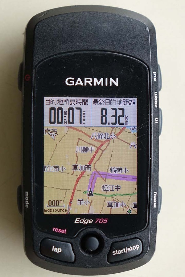 GPSの探索結果（ピンク）と読み込んだルート（緑）の両方を表示したところ。前者では目的地までの時間や距離を表示できる