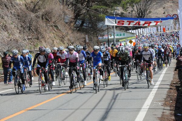 　長野県佐久穂町で4月14日にツール・ド・八ヶ岳が行われ、現地までの移動手段として国際興業のサイクリングバスがツアー化することになった。サイクリングバスは観光バスのトランク内に自転車キャリアを備え、ロードバイクなどを固定して移動させる特別仕様のもの。