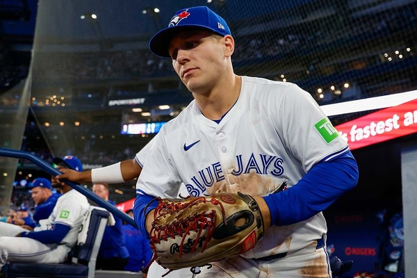 【MLB】「クレイジーだ」昨季“GG賞”中堅手が見せた前代未聞のスーパープレー？　大飛球を背走中に足がもつれて転倒、ところが……