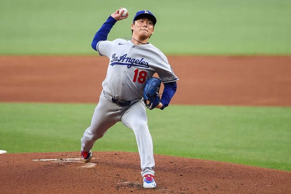 【MLB】山本由伸ヒヤリ、あわや“顔面直撃”の弾丸ライナーを好捕　公式称賛のファインプレー「171キロを奪い取った」