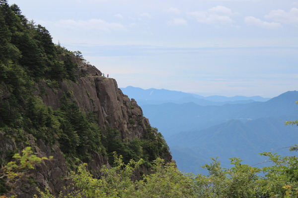 三ッ峠山の絶壁。目を凝らして見ると、人が登っている姿が確認できる。