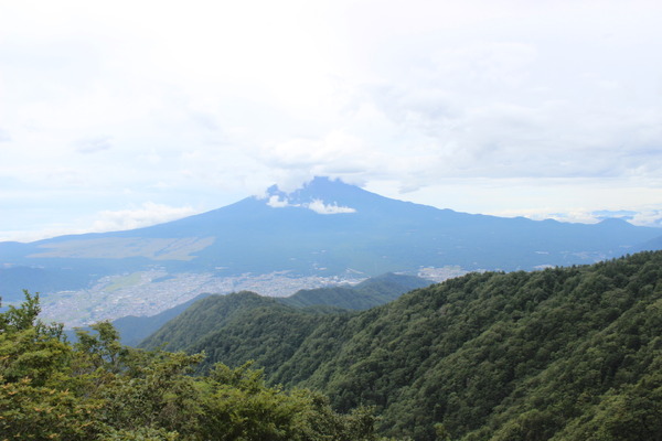 頂上からの富士山の眺望。山頂付近には常に雲が。