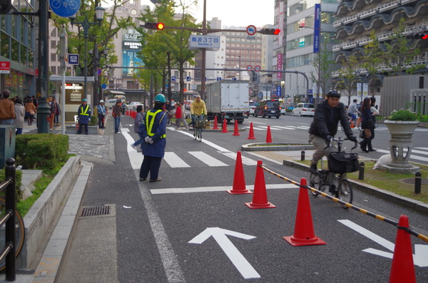 2013年11月の社会実験では相互通行の自転車レーンが登場した