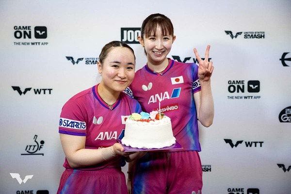 伊藤美誠、早田ひなへ25歳の誕生日サプライズで満面笑顔　“みまひな”ペアのダブルス復活戦はインドペアに逆転勝ち【卓球・USスマッシュ】