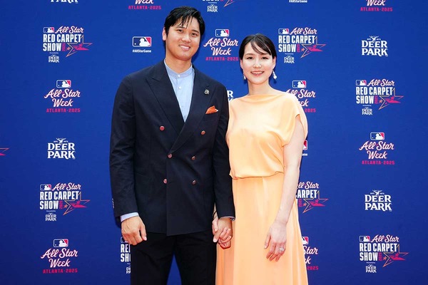 【MLB】球宴レッドカーペット、大谷翔平のファッションに辛口評価も……「真美子夫人が補った。ピーチカラーのドレスで魅力放つ」と米メディア