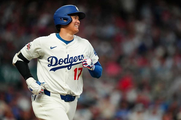 【MLB】大谷翔平、ポール際の特大ファールにヘルメット叩いて苦笑い　公式も“AS幻の本塁打”に笑顔「アーチを逃して悔しがった」