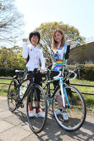 　女性アイドルグループ「モーニング娘。」の第4代リーダー、タレントの吉澤ひとみがスポーツ新聞の東京中日スポーツ（関東エリア）と中日スポーツ（中部エリア）でサイクリングに挑戦する連載企画を始めた。これから6カ月にわたって自転車によるさまざまなチャレンジを