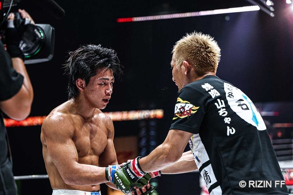 【超RIZIN.4】ヒロヤ、“激しい打撃戦”で会場沸かすも敗北……元谷友貴は「すごくいい選手」と絶賛、フライ級GP制覇を誓う「ヒロヤくんの分も背負って優勝する」