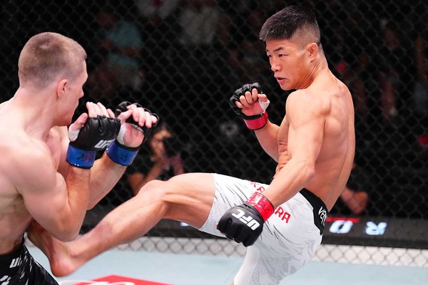 【UFC】中村倫也、三日月蹴りからの追撃で“62秒”KO勝ち　堀口恭司も愛弟子の勝利にガッツポーズで咆哮「思いっきり刺さってる……」