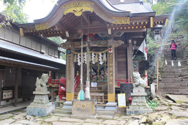 加波山神社の拝殿。思わず、参拝していきたくなる装いだ。