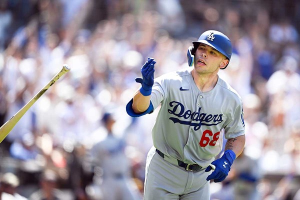 【MLB】ドジャース捕手陣に緊急事態……欠場のスミスに続き、新人ラッシングが自打球で悶絶　地元メディア悲痛「本当に酷いことだ」