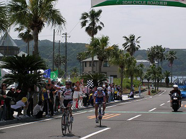 　5月11日から13日まで紀伊半島を舞台に開催されていた第9回ツール・ド・熊野は、13日の第3ステージでブリヂストン・アンカーの飯島誠（36）が優勝した。総合優勝は愛三工業の盛一大（24）。