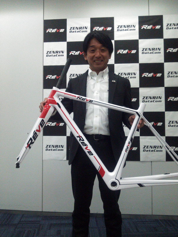 片山右京と育成チームが来季使用する超軽量カーボンバイク発表
