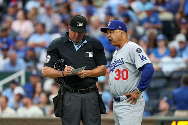 【MLB】“マシンガン継投”が代名詞、ロバーツ監督の采配に変化？　米放送局のレジェンド解説陣が称賛「先発を信頼する見事な判断だった」