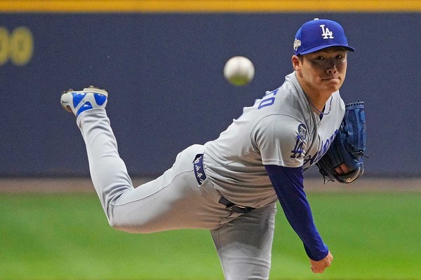 【MLB】「冗談だろう！？」山本由伸を救った9回満塁での“美技2連発”　パヘスの会心キャッチに「信じられないことが起こった！」