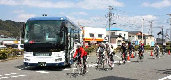 　国際興業トラベルが運行する「サイクリングバスツアー」は6月15日に「御殿場・小山コース」を催行し、その参加者募集が始まった。走行するコースは高原の緩やかな傾斜を走行する42.1km（初心者コース）と、山登りの区間のある45.7km（初級者コース）で、 富士山を眺め